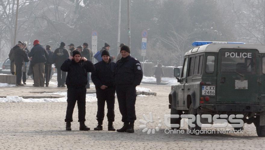 „Национална инициатива за социална солидарност" проведоха протестен митинг от западната част на площад „Св.Ал. Невски" от страната на Светия синод, извън зоната за сигурност на Народното събрание 