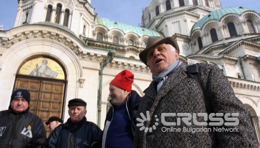 „Национална инициатива за социална солидарност" проведоха протестен митинг от западната част на площад „Св.Ал. Невски" от страната на Светия синод, извън зоната за сигурност на Народното събрание 