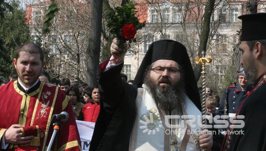 Паметник на патрона на 129 ОУ "Антим Първи“ освети епископ Йоан Знеполски. В деня на Тракия, столичният кмет Йорданка Фандъкова откри паметник на първия български екзарх Антим Първи. 