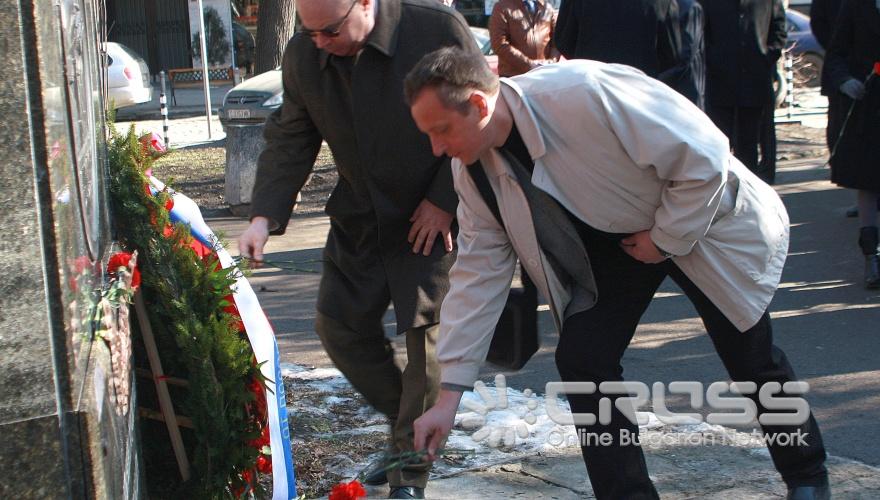 Днес,10 февруари,по случай руския професионален празник "Ден на дипломата" Извънредният и пълномощен Посланик на Русия в България, сътрудници на Посолството и Руския културно-информационен център положиха венци и цветя на паметника на граф Игнатиев. 