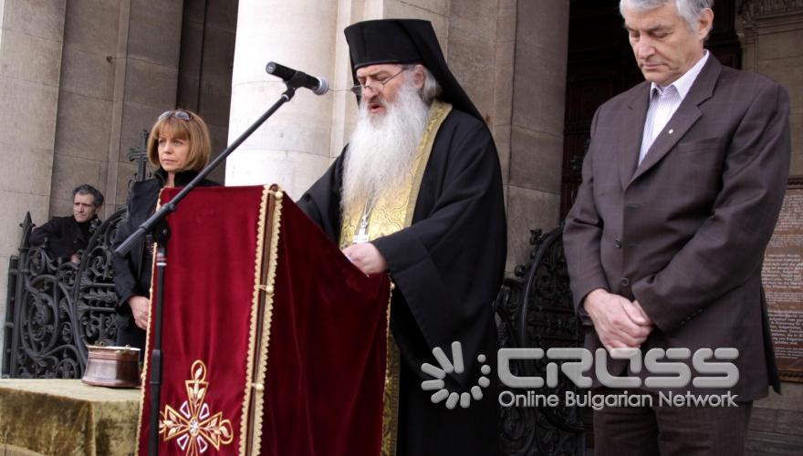 Днес пред Храм-паметник „Свети Александър Невски” столичният кмет Йорданка Фандъкова откри 20-я юбилеен мотосезон в София. 