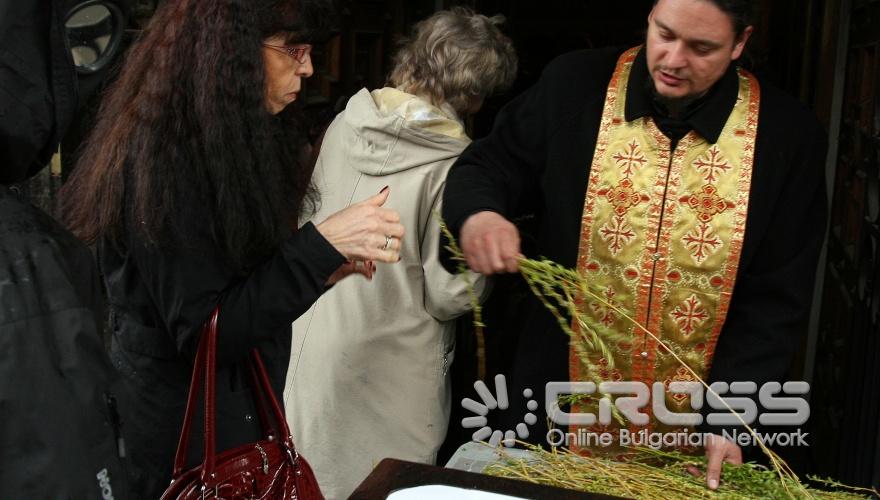 Днес православната църква празнува християнския празник Цветница, наричан още Връбница.