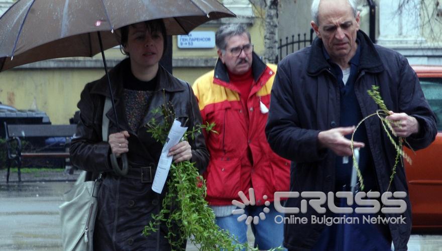 Днес православната църква празнува християнския празник Цветница, наричан още Връбница.