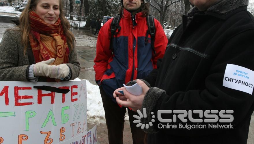 ЗАПОЧНА ПОРЕДНИЯТ ПРОТЕСТ СРЕЩУ МОБИЛНИТЕ ОПЕРАТОРИ.Протестът се проведе пред Народния театър ипремина под наслов "Да спрем произвола на мобилните оператори”.