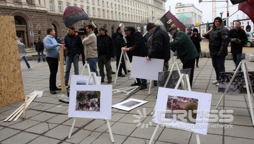 Активисти на ВМРО издигнаха постройка, подобие на ромска барака пред Министерски съвет, наред с плакати на българи от Босилеград. 