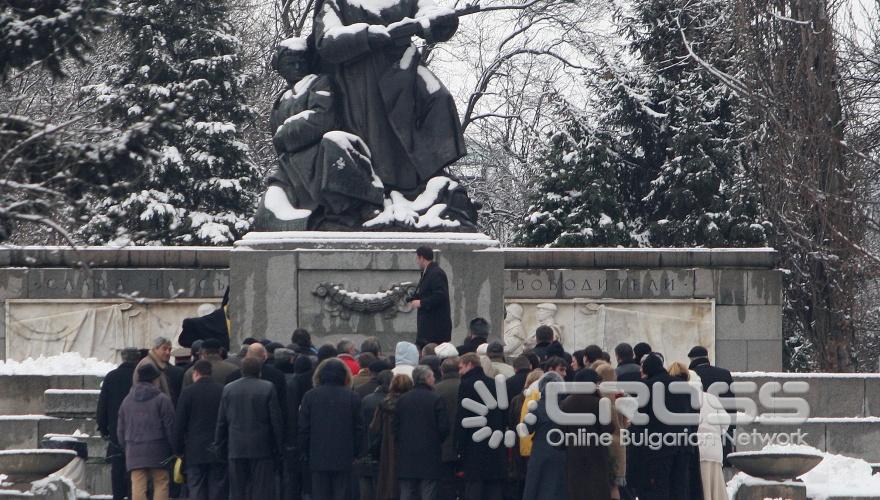 Служителите на Посолството на Русия и на апарата на Военния аташе положаиха венци и цветя пред паметниците на съветските воини в София