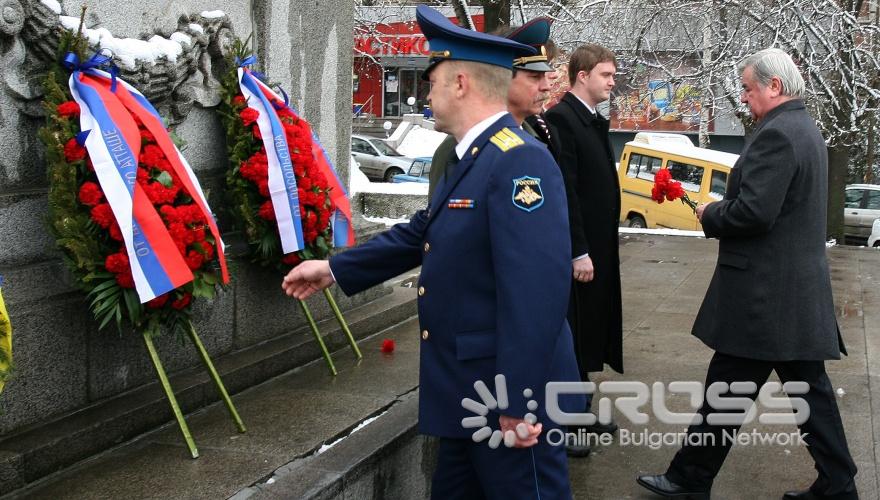 Служителите на Посолството на Русия и на апарата на Военния аташе положаиха венци и цветя пред паметниците на съветските воини в София