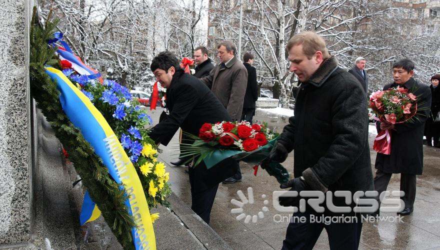 Служителите на Посолството на Русия и на апарата на Военния аташе положаиха венци и цветя пред паметниците на съветските воини в София