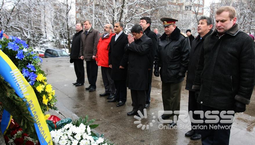 Служителите на Посолството на Русия и на апарата на Военния аташе положаиха венци и цветя пред паметниците на съветските воини в София