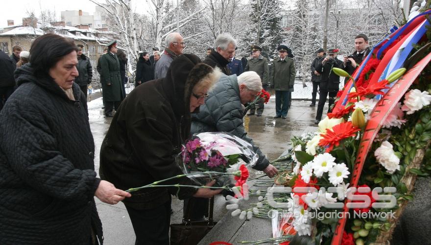 Служителите на Посолството на Русия и на апарата на Военния аташе положаиха венци и цветя пред паметниците на съветските воини в София