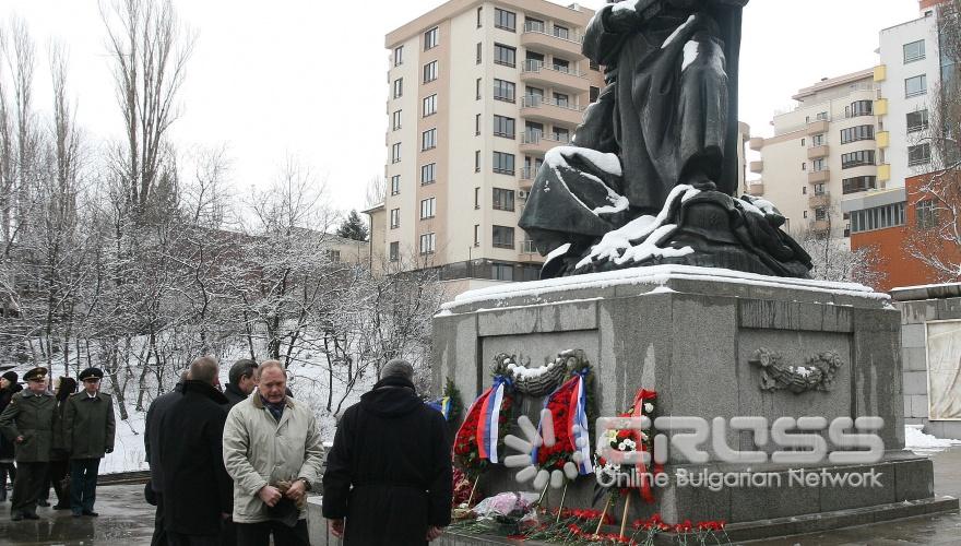 Служителите на Посолството на Русия и на апарата на Военния аташе положаиха венци и цветя пред паметниците на съветските воини в София