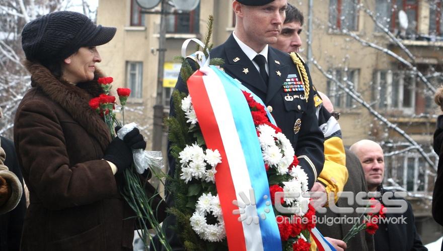 Служителите на Посолството на Русия и на апарата на Военния аташе положаиха венци и цветя пред паметниците на съветските воини в София