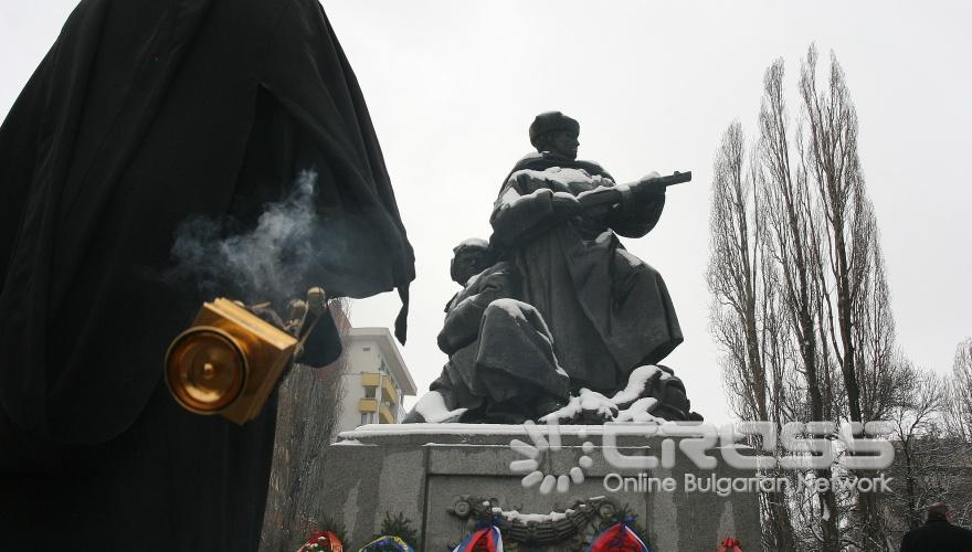 Служителите на Посолството на Русия и на апарата на Военния аташе положаиха венци и цветя пред паметниците на съветските воини в София