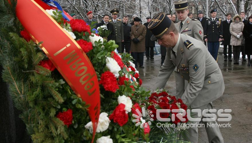 Служителите на Посолството на Русия и на апарата на Военния аташе положаиха венци и цветя пред паметниците на съветските воини в София