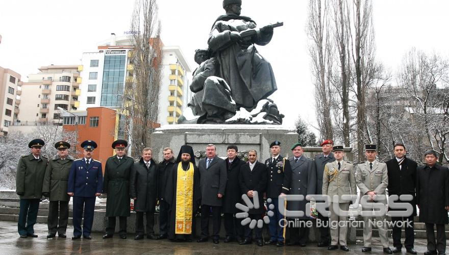 Служителите на Посолството на Русия и на апарата на Военния аташе положаиха венци и цветя пред паметниците на съветските воини в София