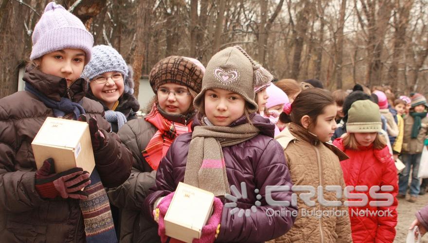 Днес,23 февруари,в парка на Военна академия кметът на Столичната община Йорданка Фандъкова и Н. Пр. Юдит Ланг, посланик на Унгария в България присъстваха на доброволческа акция на ученици от 38 ОУ „Васил Априлов” и 129 ОУ „Антим І” за поставяне на къщички за птици.