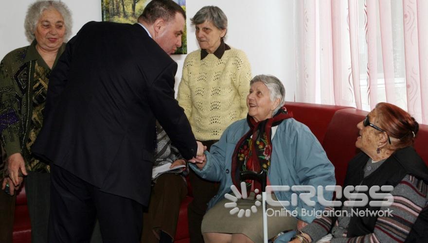 Днес,2 март,министърът на труда и социалната политика Тотю Младенов и министърът на земеделието и храните Мирослав Найденов посетиха Дом за възрастни хора в София в кв. „Дървеница”, ул. „Пловдивско шосе” № 8.