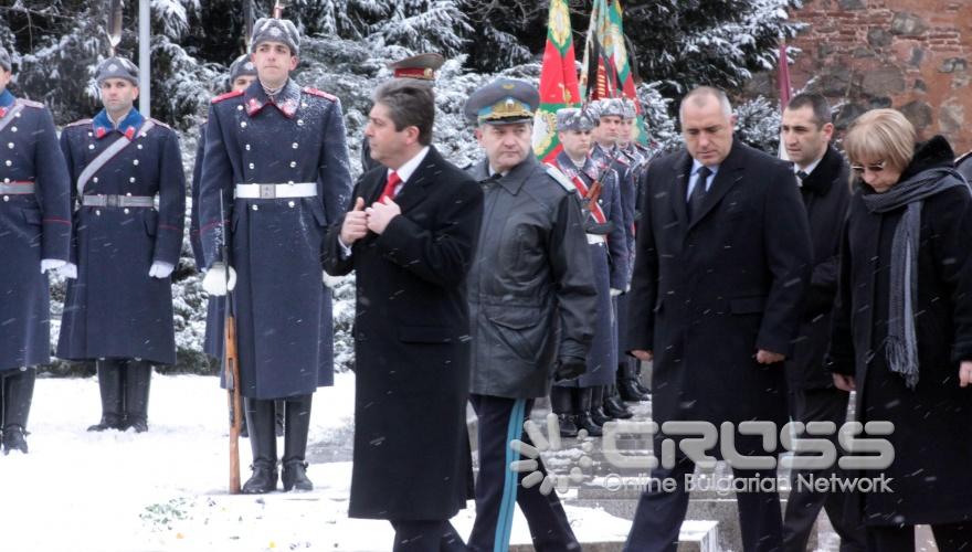 Днес,3 март,пред паметника на Незнайния воин се проведе церемония по издигане на националното знаме по повод Националния празник на България.Присъстваха председателят на Народното събрание Цецка Цачева, президентът Георги Първанов, премиерът Бойко Борисов 