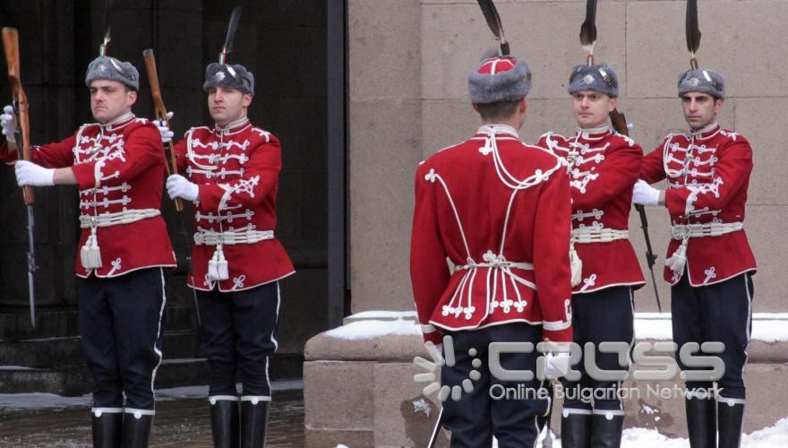 Днес,3 март,се извърши тържествена смяна на караула пред официалния вход на сградата на Администрацията на президента на Република България. 