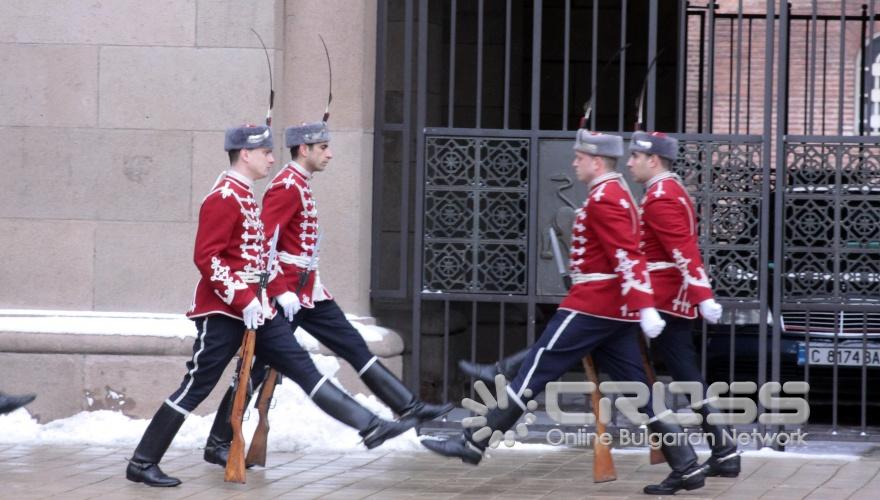 Днес,3 март,се извърши тържествена смяна на караула пред официалния вход на сградата на Администрацията на президента на Република България. 