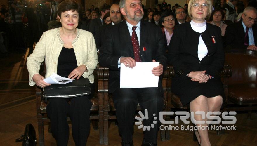 Европейският комисар за международно сътрудничество, хуманитарна помощ и реакция при кризи Кристалина Георгиева изнесе публична лекция на тема „Влиянието на променящия се свят върху европейската реакция при кризи”. Лекцията се състоя в Аулата на Софийския университет „Св. Климент Охридски”.