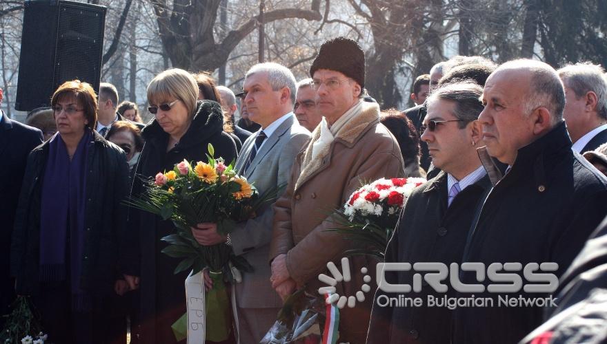 Днес,10 март,председателят на парламента Цецка Цачева и народни представители присъстваха на поклонението пред паметната плоча до Народното събрание по повод 68-та годишнина от спасяването на българските евреи.