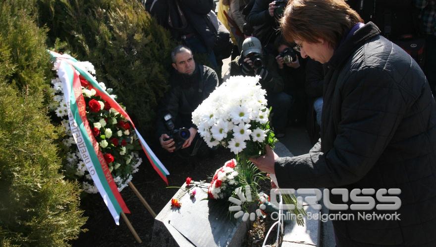 Днес,10 март,председателят на парламента Цецка Цачева и народни представители присъстваха на поклонението пред паметната плоча до Народното събрание по повод 68-та годишнина от спасяването на българските евреи.