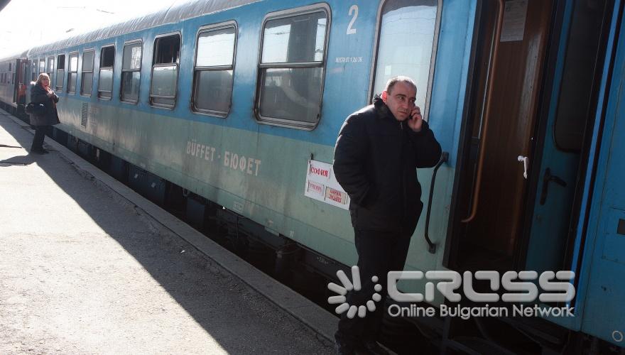 В рамките на един час от 10 до 11 часа се проведе предупредителен протест на работниците в железопътния сектор. Ако държавата не предприеме мерки от утре 11 март започват ефективни безсрочни стачки в цялата страна