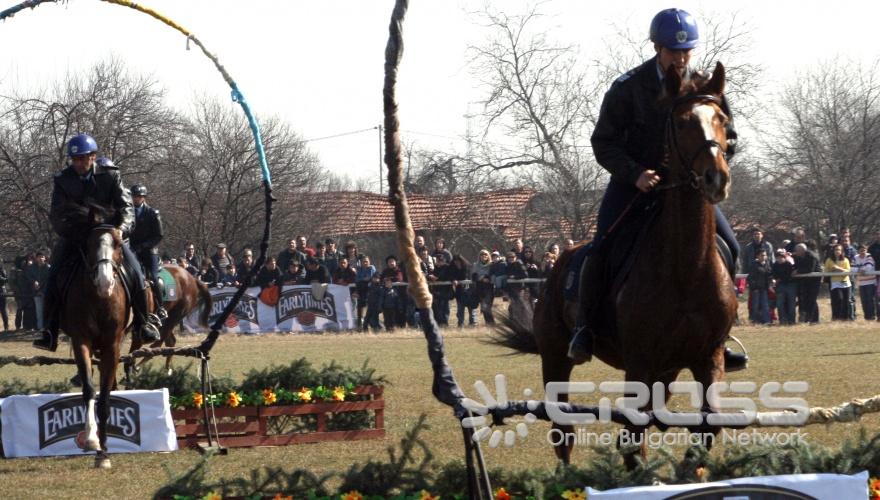 Днес,11 март,на площада и стадиона на кв. „Бенковски” СДВР и Група „Конна полиция” – СПС – СДВР организира традиционни конни състезания.