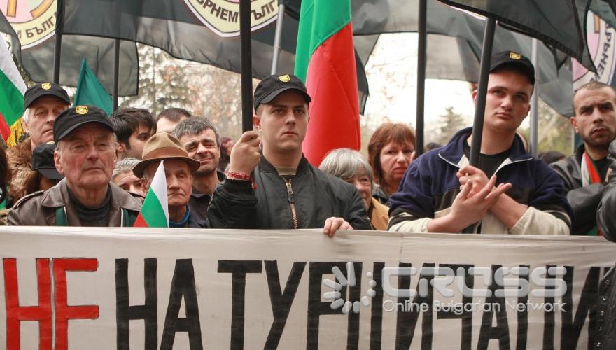 Председателят на ПП "Атака" Волен Сидеров и народните представители от групата внесоха искане за сваляне на новините на турски език, заедно със събраните до сега подписи, до генералния директор и председател на УС на БНТ Вяра Анкова. 