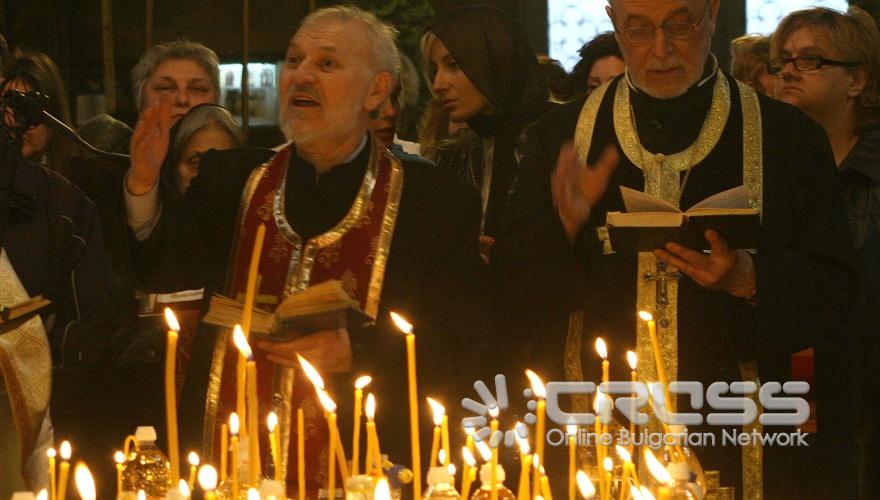 Във всички епархии на Българската православна църква на този ден сутринта се отслужва Василиева Света Литургия и се прави Велик маслосвет. 