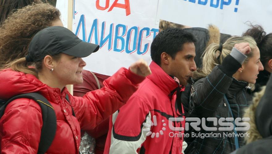 Днес,14 април, на пл. „Александър Невски” се събраха участниците в протестно шествие за запазване целостта на учебната база по водни спортове на НСА в Несебър.