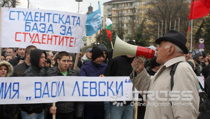 Днес,14 април, на пл. „Александър Невски” се събраха участниците в протестно шествие за запазване целостта на учебната база по водни спортове на НСА в Несебър.