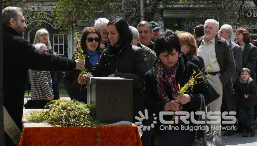 Стотици столичани се събраха в катедралния храм-паметник "Св. Седмочисленици" в София, за да почетат християнския празник Цветница.