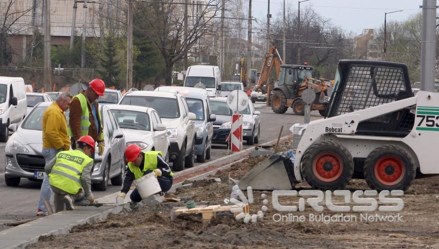 Кметът на София Йорданка Фандъкова направи проверка на хода на строителните работи по бул. „Асен Йорданов” (пред новоизграждащата се спортна зала).