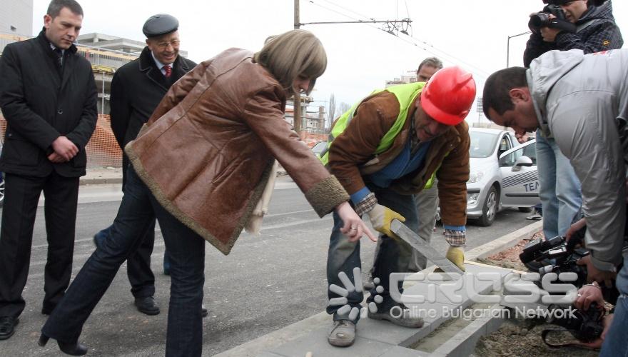 Кметът на София Йорданка Фандъкова направи проверка на хода на строителните работи по бул. „Асен Йорданов” (пред новоизграждащата се спортна зала).