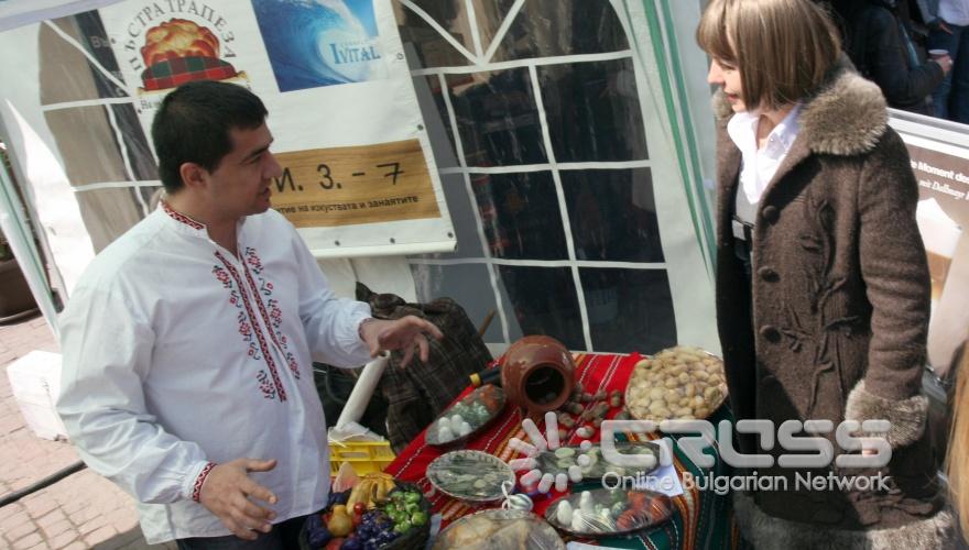 Днес, 21 април, пред Народния театър кметът Йорданка Фандъкова присъства на представянето на песента на Елица Тодорова „Тебе поем”.