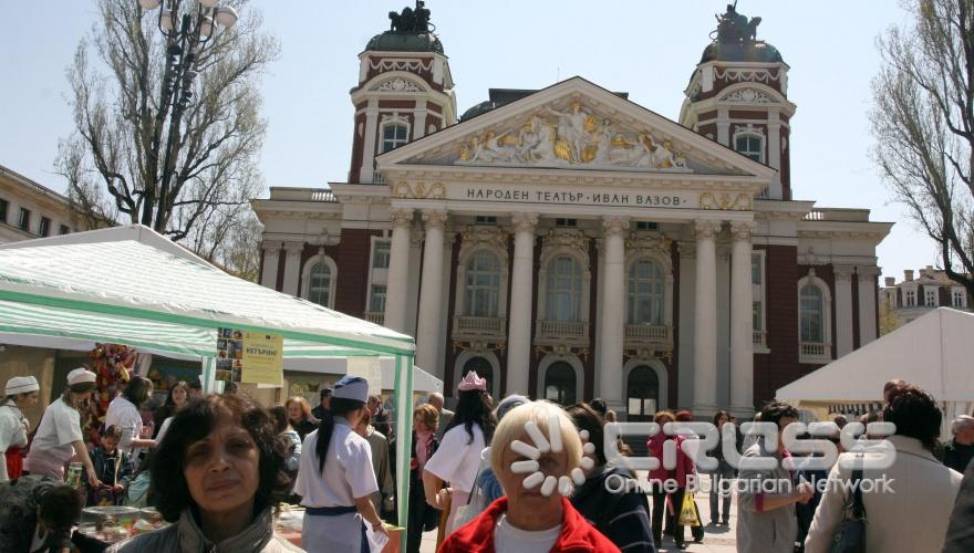 Днес, 21 април, пред Народния театър кметът Йорданка Фандъкова присъства на представянето на песента на Елица Тодорова „Тебе поем”.