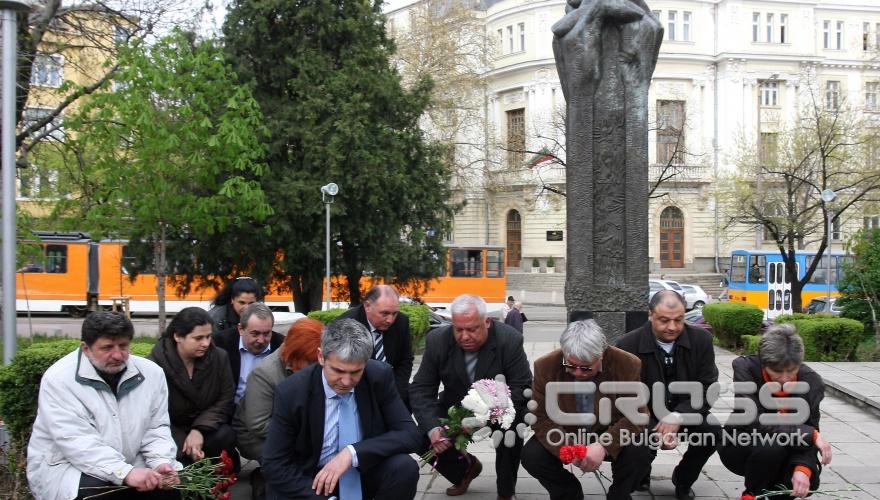 По повод Международния възпоменателен ден за загиналите и пострадали от трудови злополуки от КНСБ организират пред сградата на КНСБ поднасяне на венци и цветя на паметната плоча за загиналите при трудови злополуки