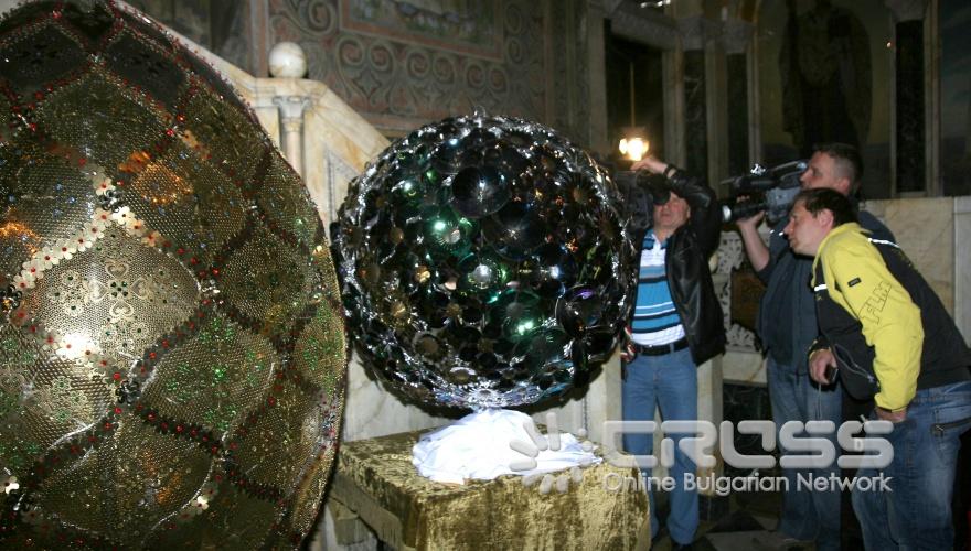 От 10.30 часа в Храм-паметника „Александър Невски“ бяха представени двуметрово яйце от злато и кристали и уникално кълбо от цветя на автора Георги Андреев.