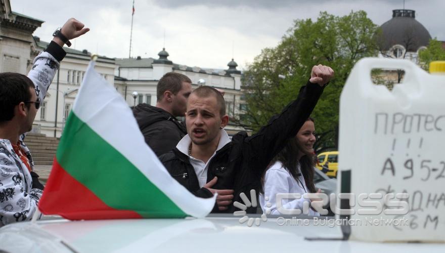 На площада пред храм-паметника "Александър Невски" се събраха коли от протестиращите срещу високите цени на горивата