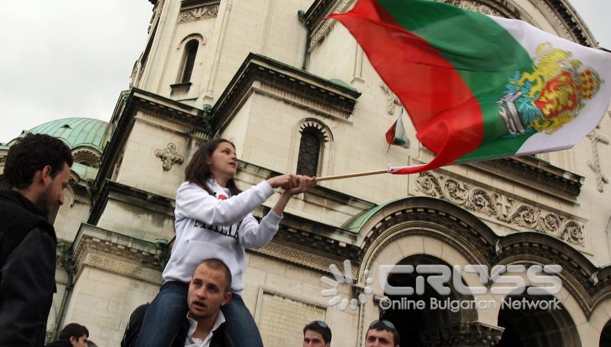 На площада пред храм-паметника "Александър Невски" се събраха коли от протестиращите срещу високите цени на горивата