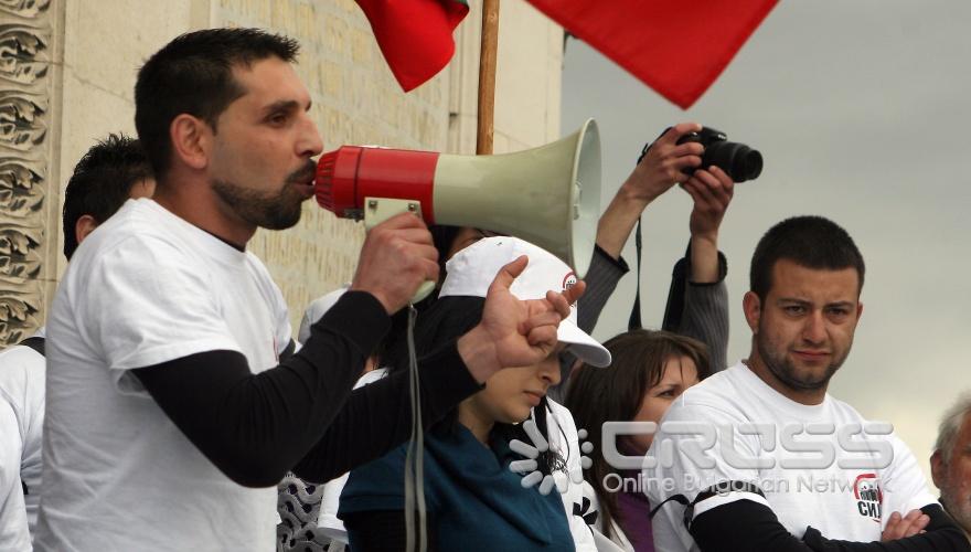 На площада пред храм-паметника "Александър Невски" се събраха коли от протестиращите срещу високите цени на горивата