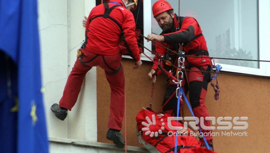 По повод Световния ден на Червения кръст и Червения полумесец, спасителни екипи на БЧК направиха демонстрация на действия за спасяване на хора от възникнал пожар след земетресение. Демонстрациите се проведоха от 10.30 часа, пред централата на БЧК (бул. Джеймс Баучер” 76). След демонстрациите в Музейната зала на БЧК се проведе традиционната пресконференция във връзка със Световния ден на Червения кръст и Червения полумесец.