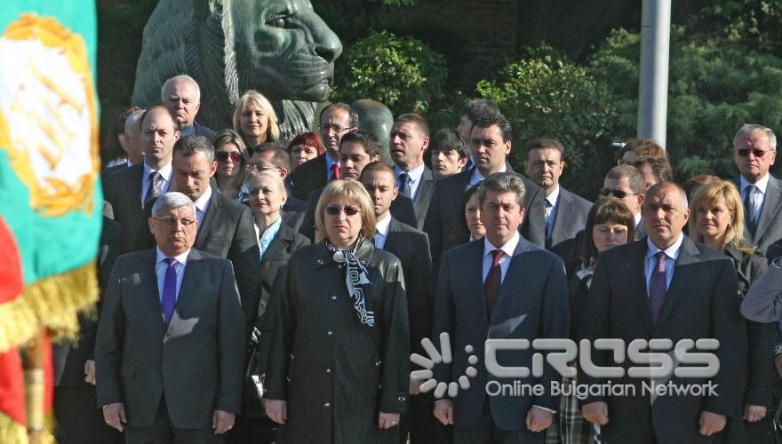 Днес,6 май,на площад „Св. Александър Невски" пред паметника на Незнайния воин в столицата започна празничен Водосвет на бойните знамена и Знамената-светини. На церемонията присъстваха президента Георги Първанов,министър-председателят Бойко Борисов,председателят на парламента Цецка Цачева, депутати, министри и други.