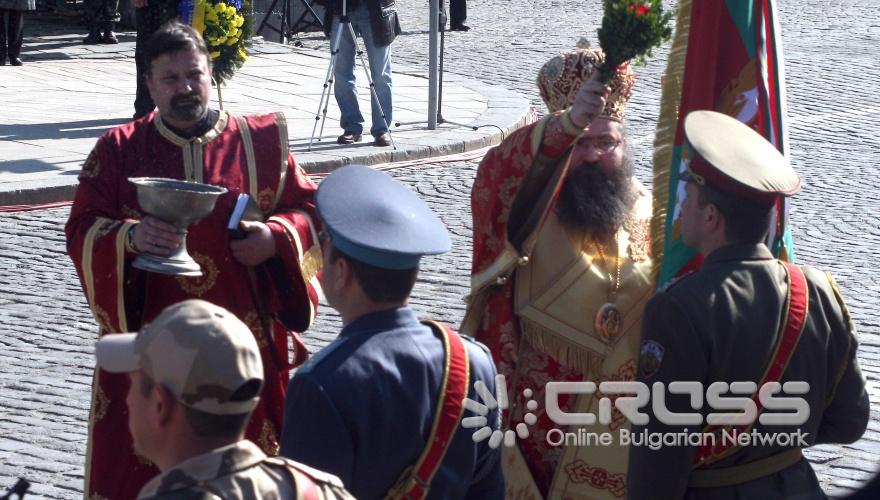 Днес,6 май,на площад „Св. Александър Невски" пред паметника на Незнайния воин в столицата започна празничен Водосвет на бойните знамена и Знамената-светини. На церемонията присъстваха президента Георги Първанов,министър-председателят Бойко Борисов,председателят на парламента Цецка Цачева, депутати, министри и други.