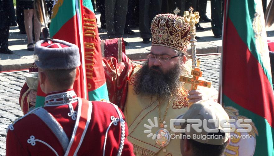 Днес,6 май,на площад „Св. Александър Невски" пред паметника на Незнайния воин в столицата започна празничен Водосвет на бойните знамена и Знамената-светини. На церемонията присъстваха президента Георги Първанов,министър-председателят Бойко Борисов,председателят на парламента Цецка Цачева, депутати, министри и други.