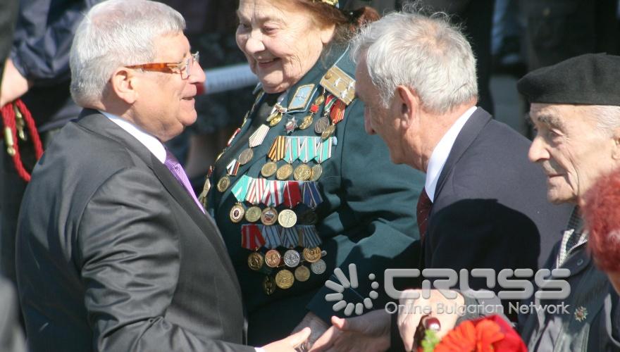 На площад "Александър Батенберг" президентът Георги Първанов прие военния парад на представителните части на Българската армия по повод празника.