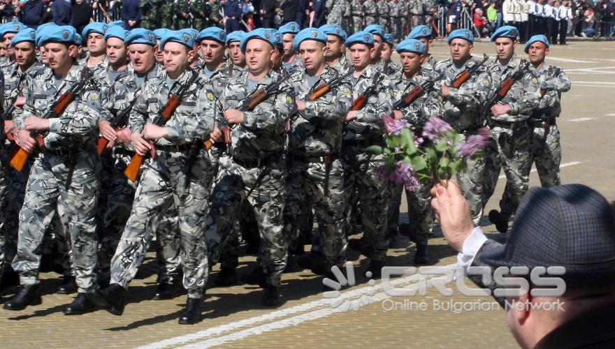 На площад "Александър Батенберг" президентът Георги Първанов прие военния парад на представителните части на Българската армия по повод празника.