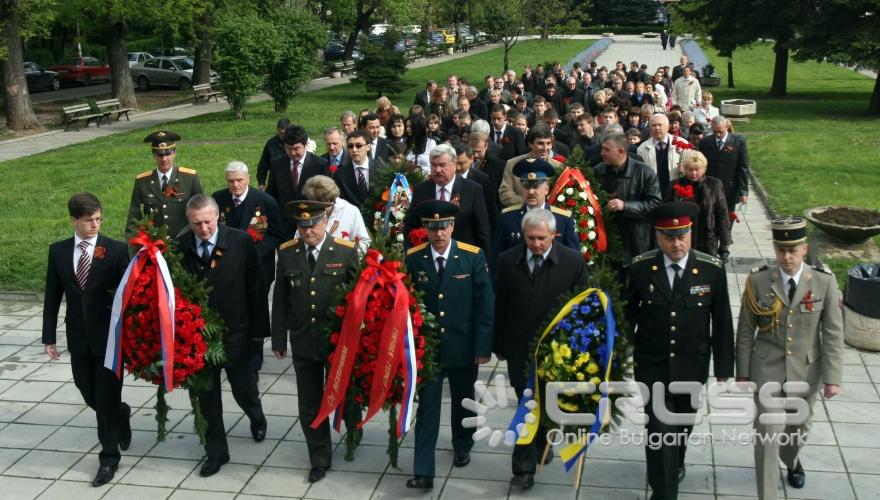 Във връзка с държавния празник на Руската Федерация - Денят на Победата, извънредният и пълномощен посланик на Русия в България Юрий Исаков и сътрудници на Посолството положиха венци и цветя пред паметниците на съветските воини в София.